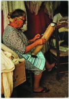 Nonna Gino, la venerabile consanguinea dell'atroce nano Gargilli, mentre tesse un delizioso merletto ajutandosi col suo favoloso pingone.